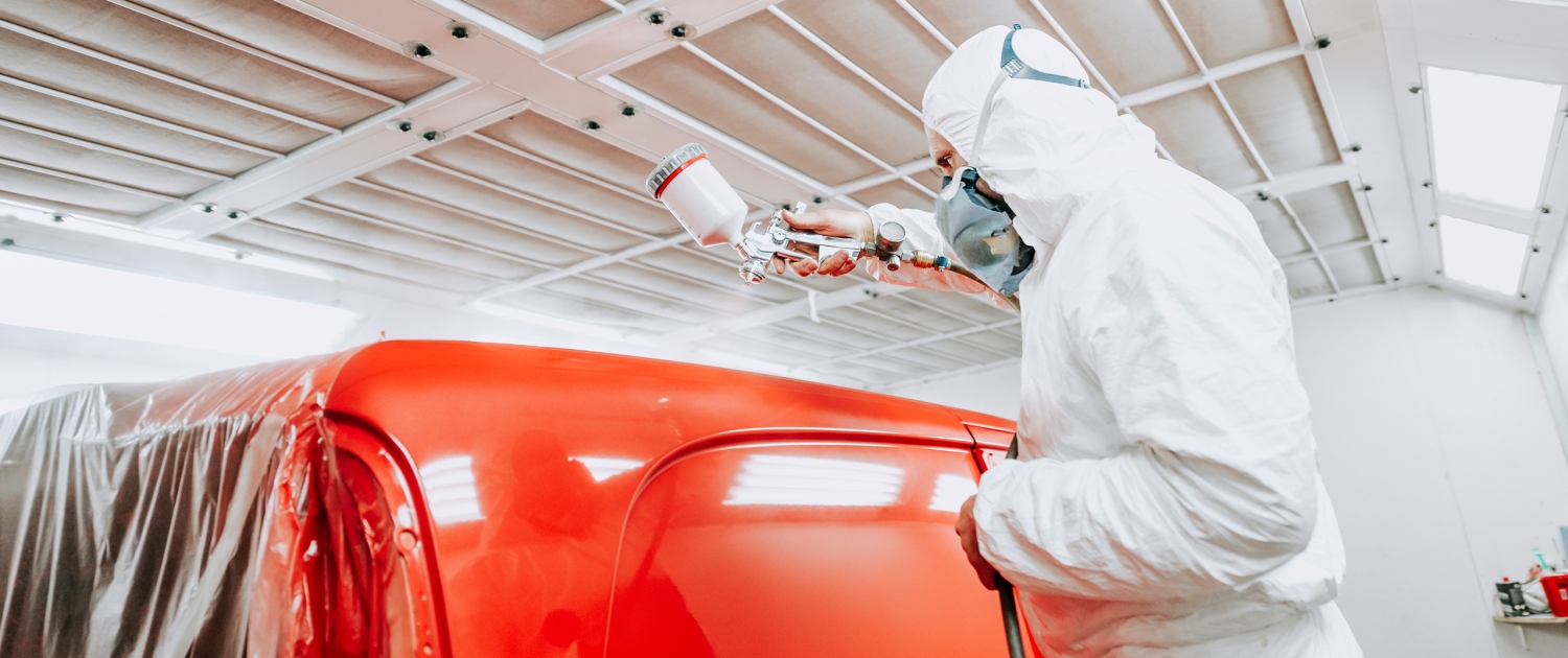 Peinture de voiture en cabine spécialisée.